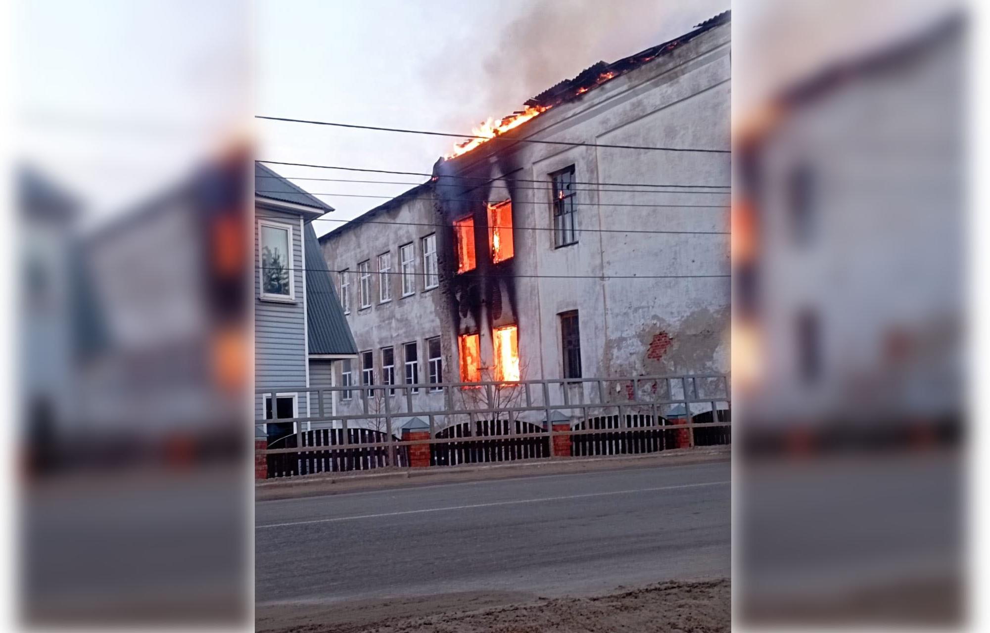 В Белом загорелось двухэтажное здание