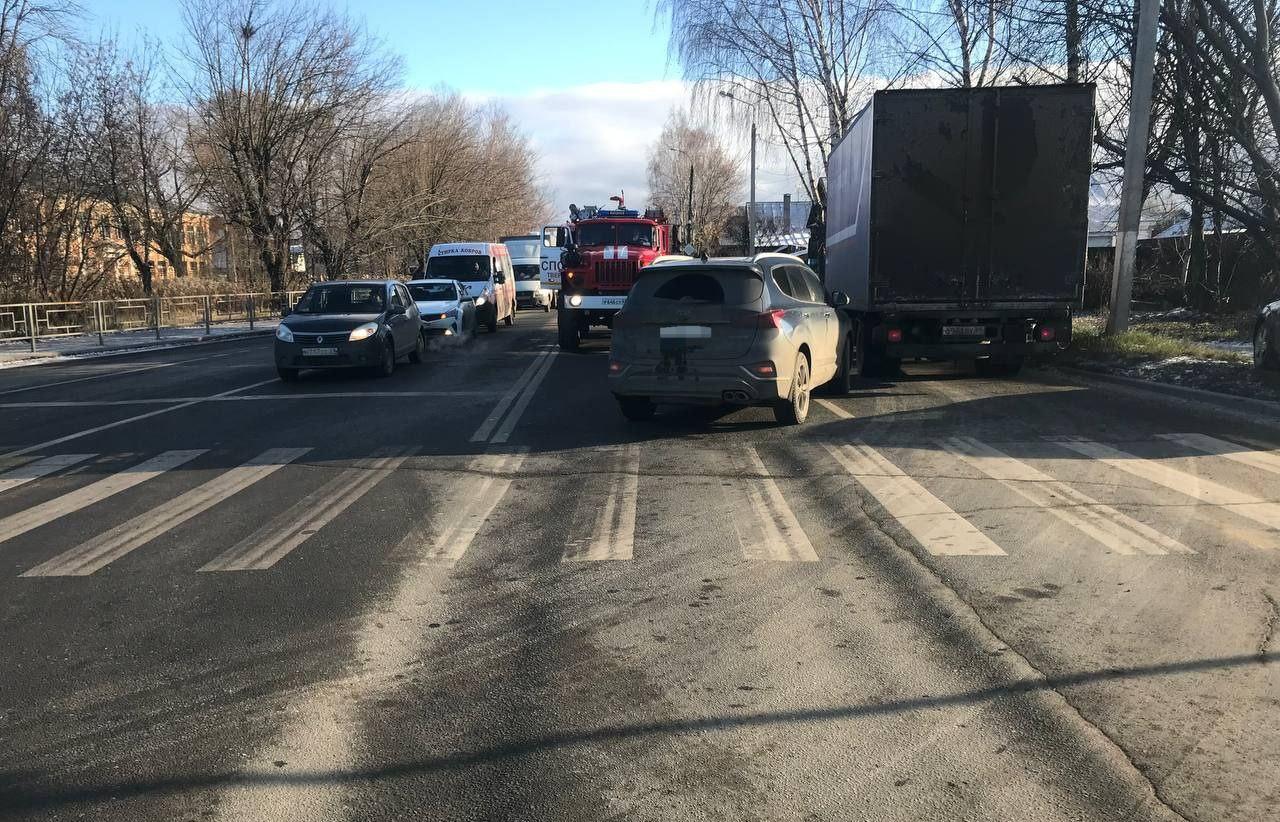 В Твери водителя ослепило солнце, и он сбил девушку