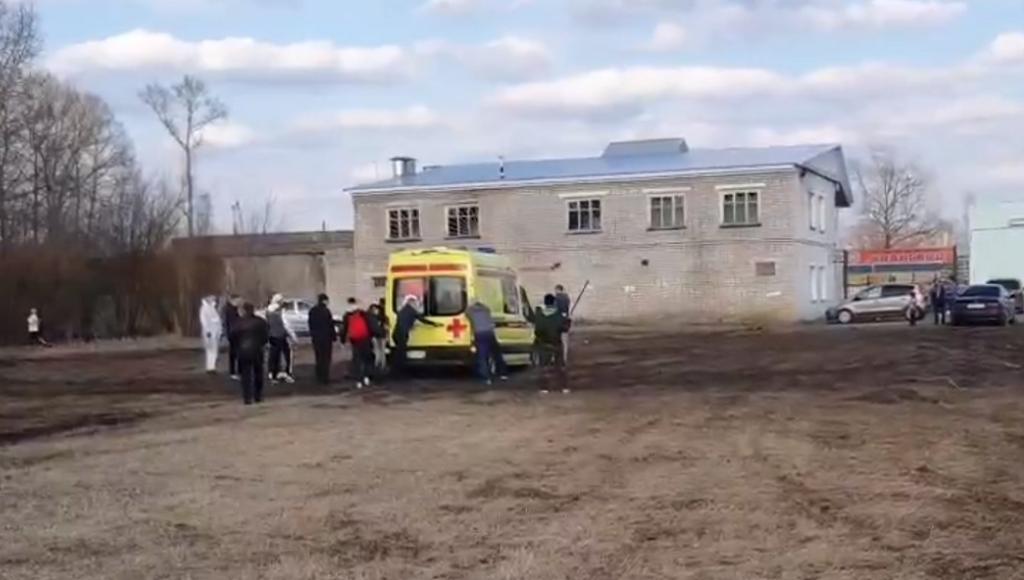 «Скорая» с оборудованием для транспортировки пациента на вертолете застряла в грязи в Вышнем Волочке Тверской области
