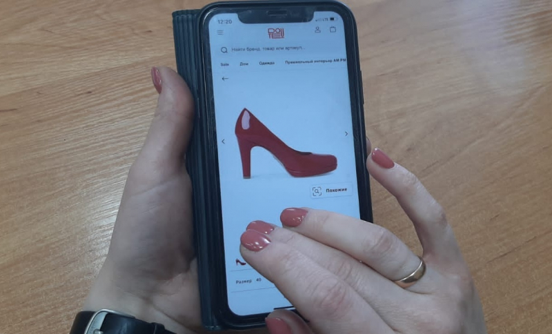 В Удомле женщина хотела купить в соцсети красные туфли, но осталась без денег