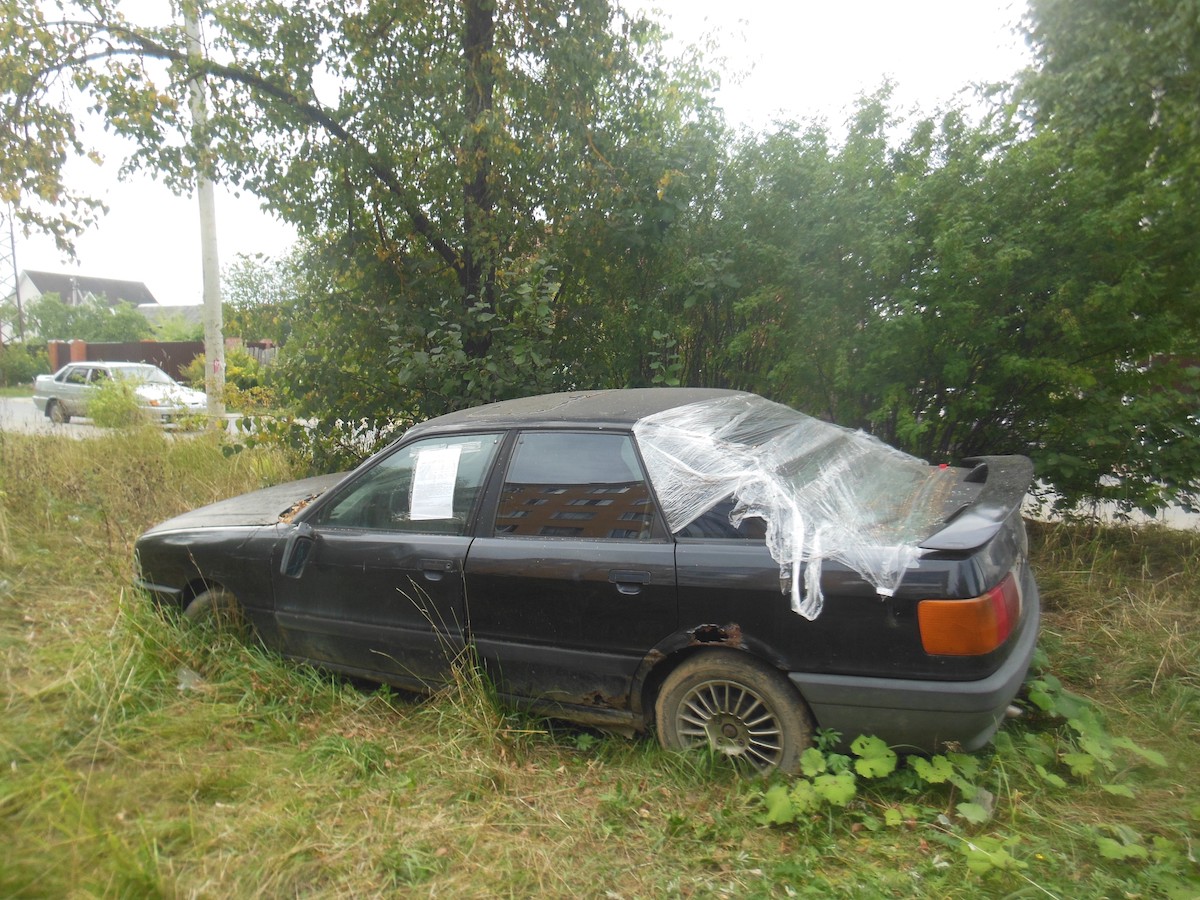 Владельца брошенной в Твери Audi требуют убрать машину с улицы 19 августа  2022