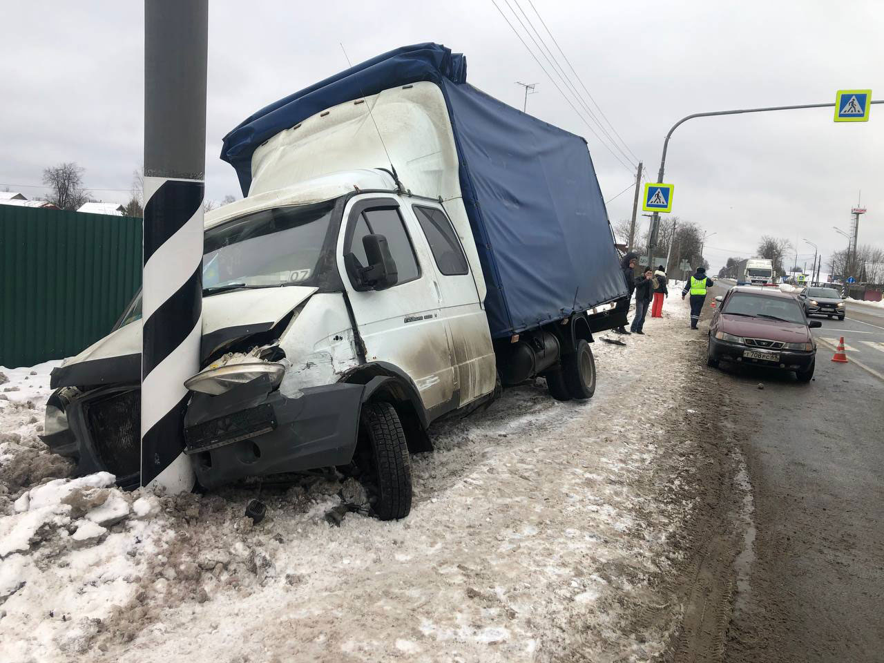 На трассе М10 в Тверской области легковушка после удара о ГАЗель сбила пешехода 