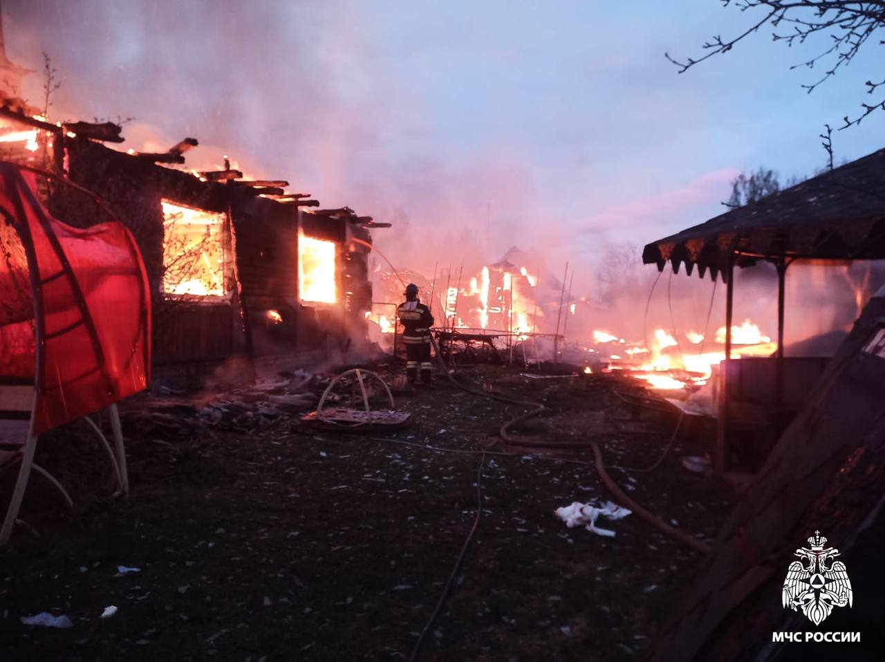 Два дома и два автомобиля сгорели в поселке под Бологое 