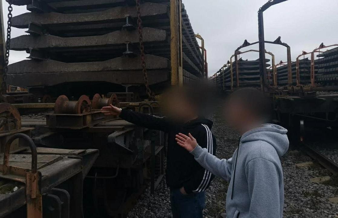 Жители Ржева украли полтонны металла с железной дороги  - новости Афанасий