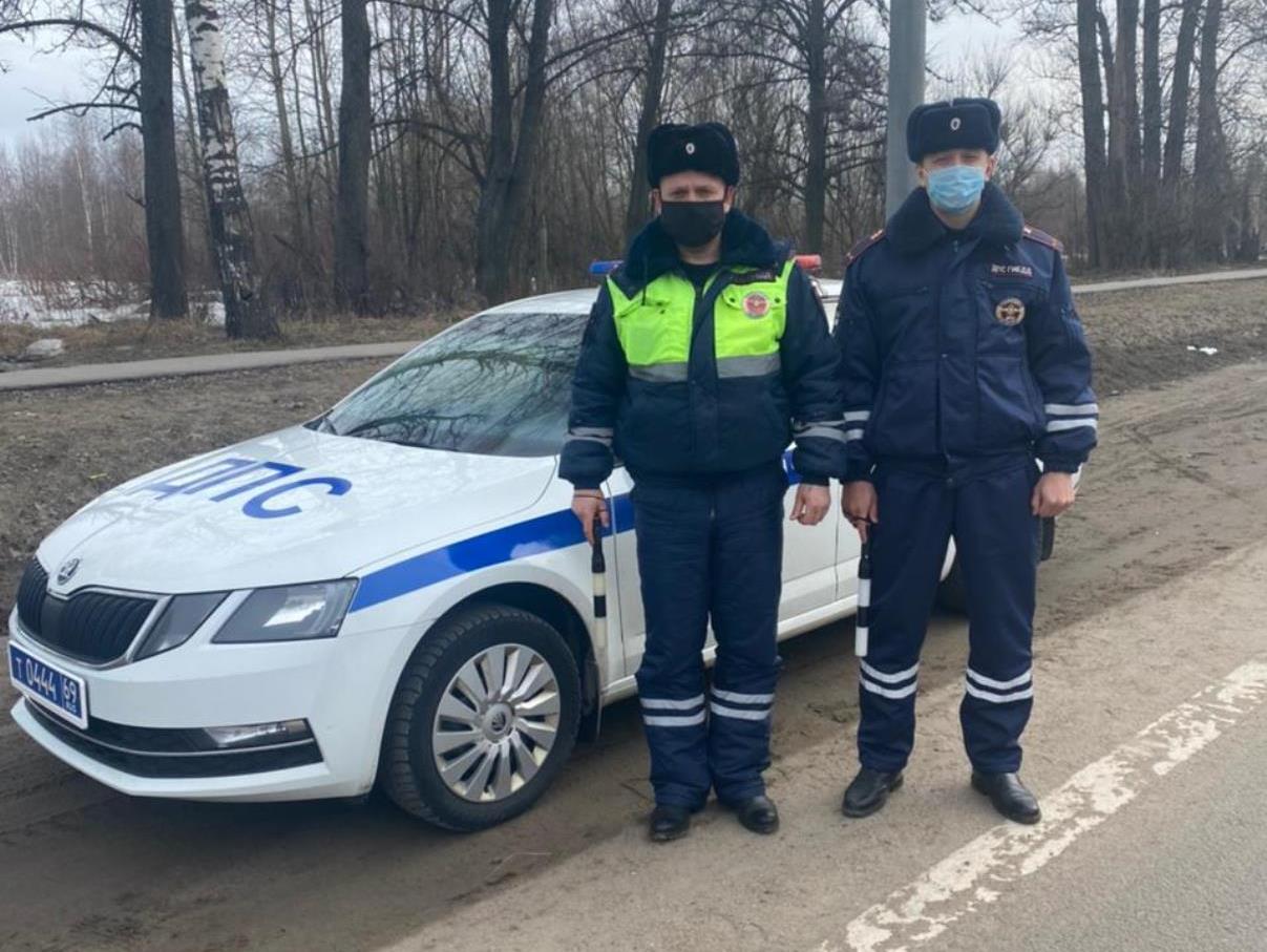 Спасли в мороз на дороге водителя сотрудники ГИБДД Тверской области