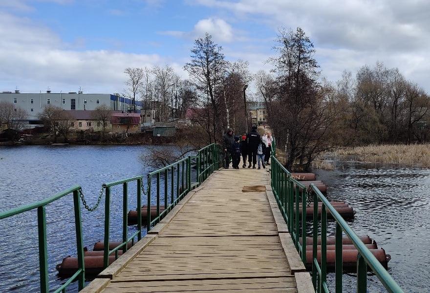 В Тверской области женщина утонула, упав с моста в воду