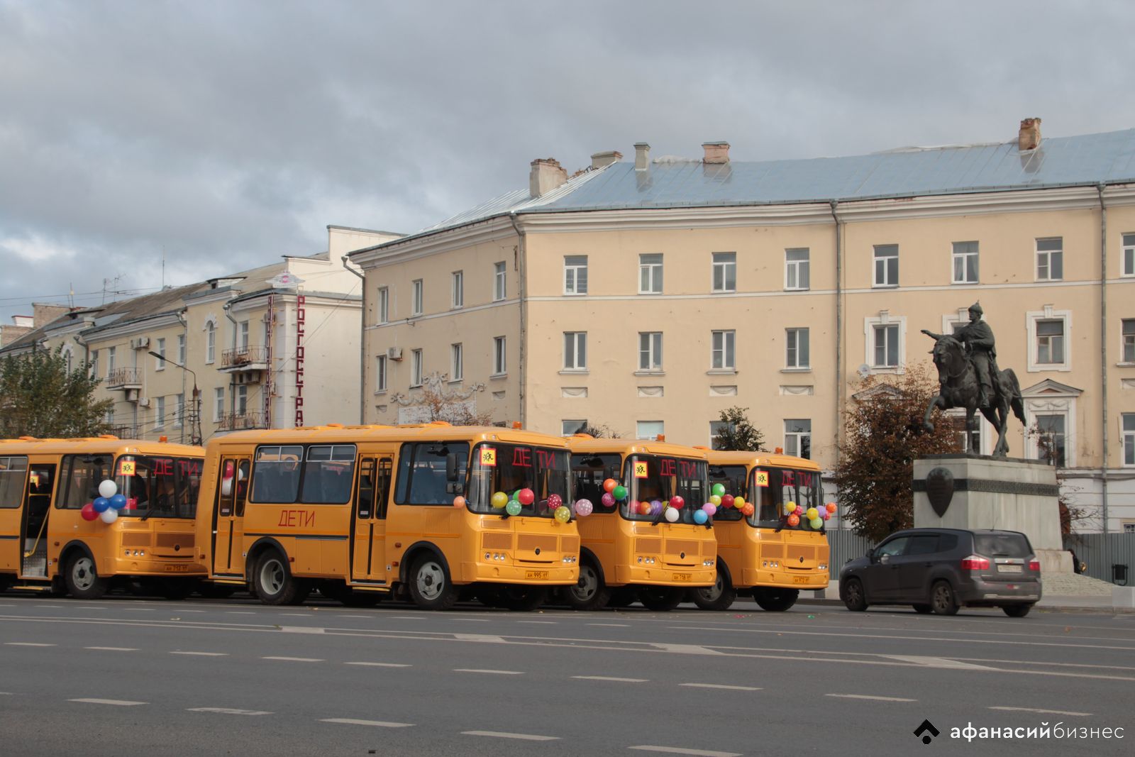 Районам Тверской области передали новые машины скорой помощи и школьные автобусы