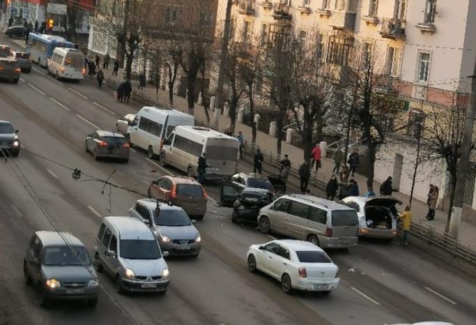 В Твери произошло ДТП с участием маршрутных такси