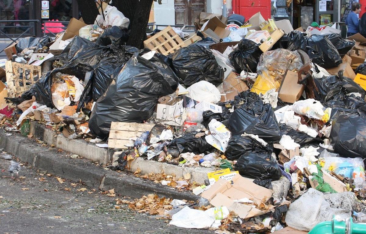 В двух деревнях в Пеновском районе Тверской области несвоевременно вывозили мусор
