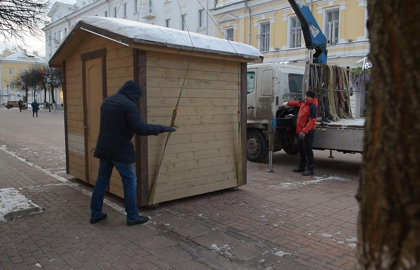 В Твери начали устанавливать домики для Рождественской ярмарки 