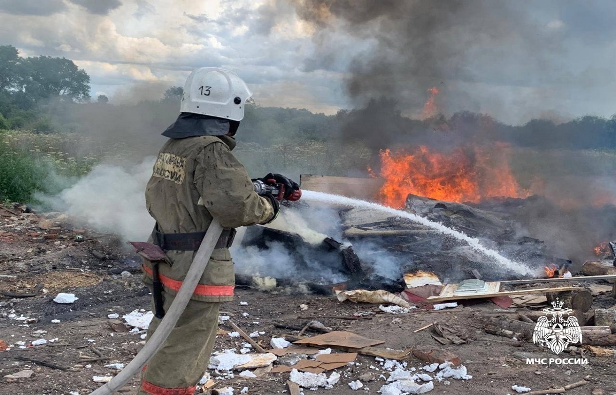 В Торжке пожарные тушили мусор