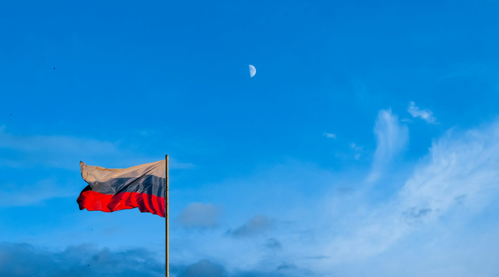 Над зданиями образовательных учреждений должен появиться российский флаг