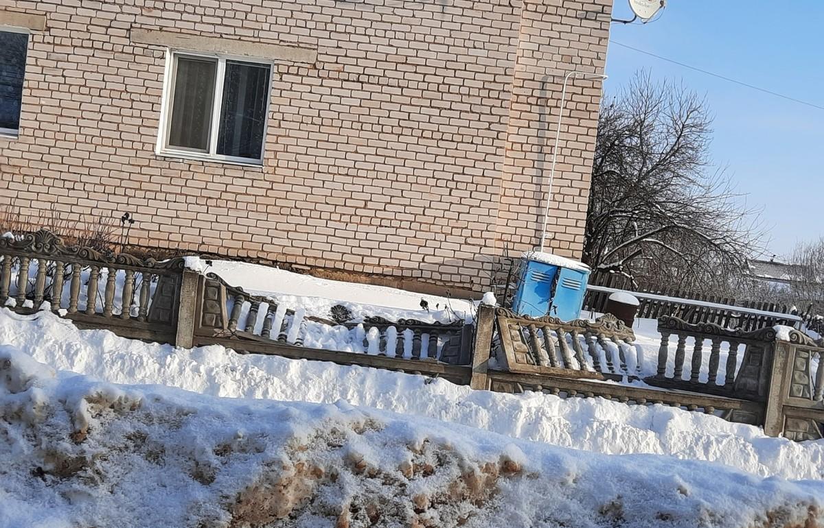 В поселке Оленино поймали хулиганов, сломавших бетонный забор | 27.02.2023  | Тверь - БезФормата