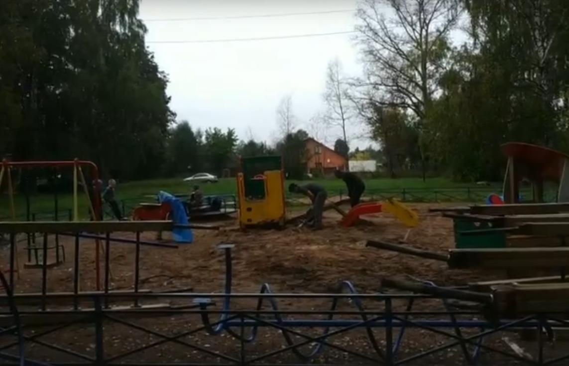 В Твери сносят детскую площадку после отказа жильцов от нее