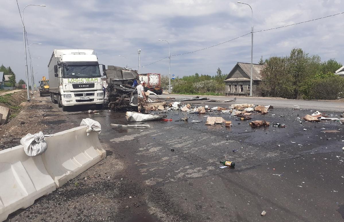 Коробки с вином рассыпались по трассе после ДТП в Тверской области –  Новости Твери и городов Тверской области сегодня - Afanasy.biz – Тверские  новости. Новости Твери. Тверь новости. Новости. Новости сегодня. Новости