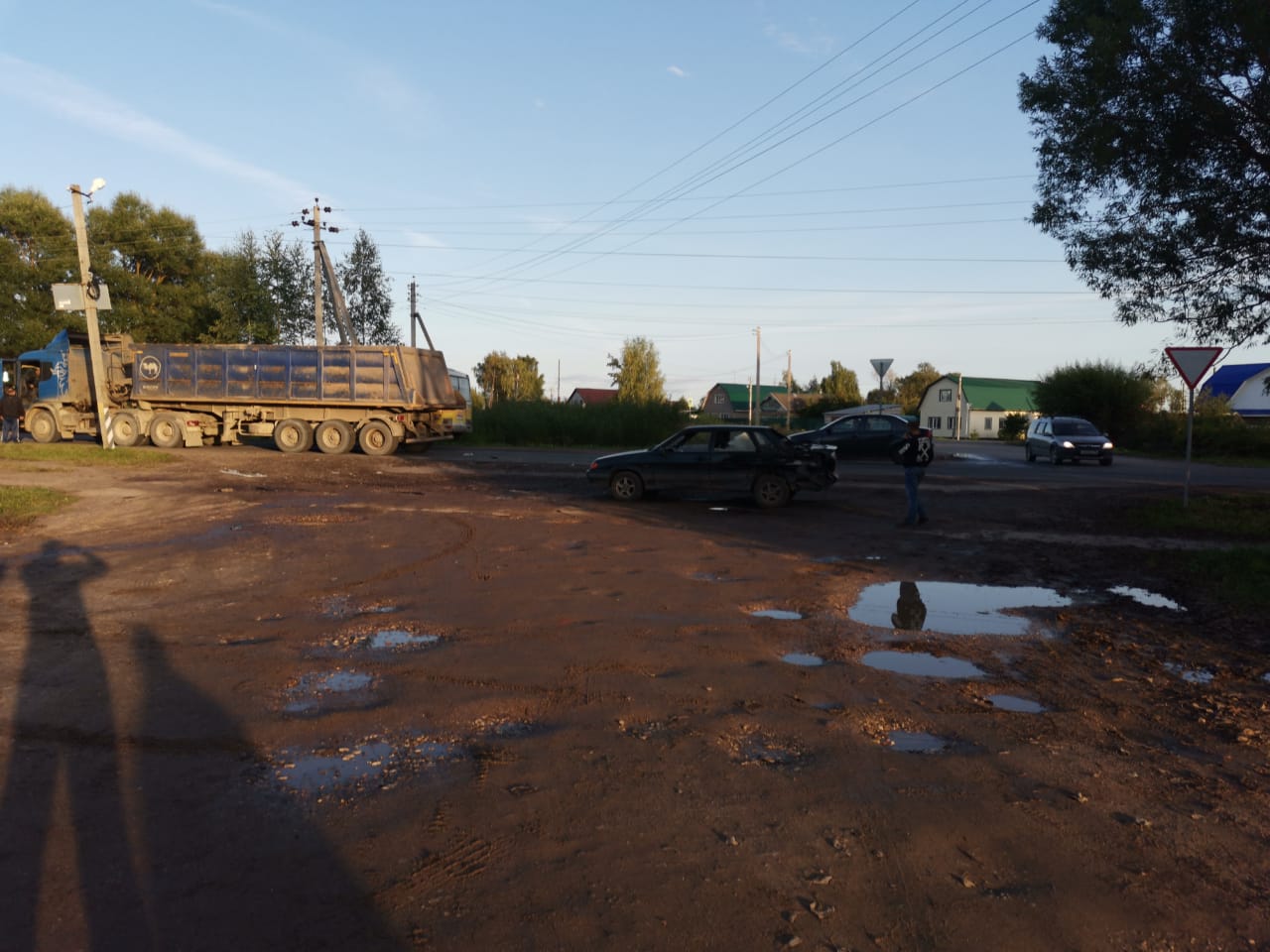 Двое детей пострадали в столкновении ВАЗ и Scania в Тверской области