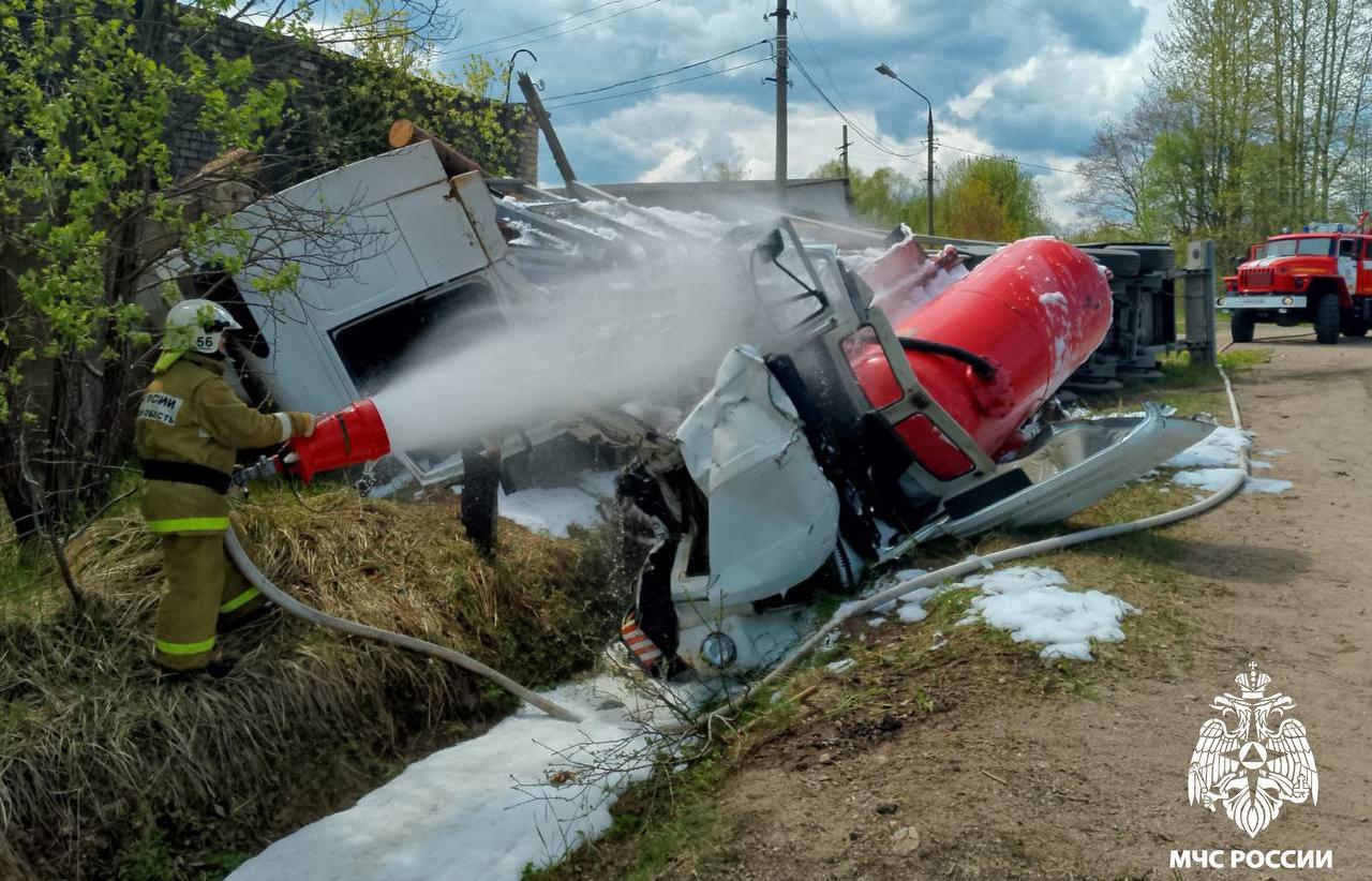 Под Фирово после ДТП людей пришлось вытаскивать из покореженного грузовика