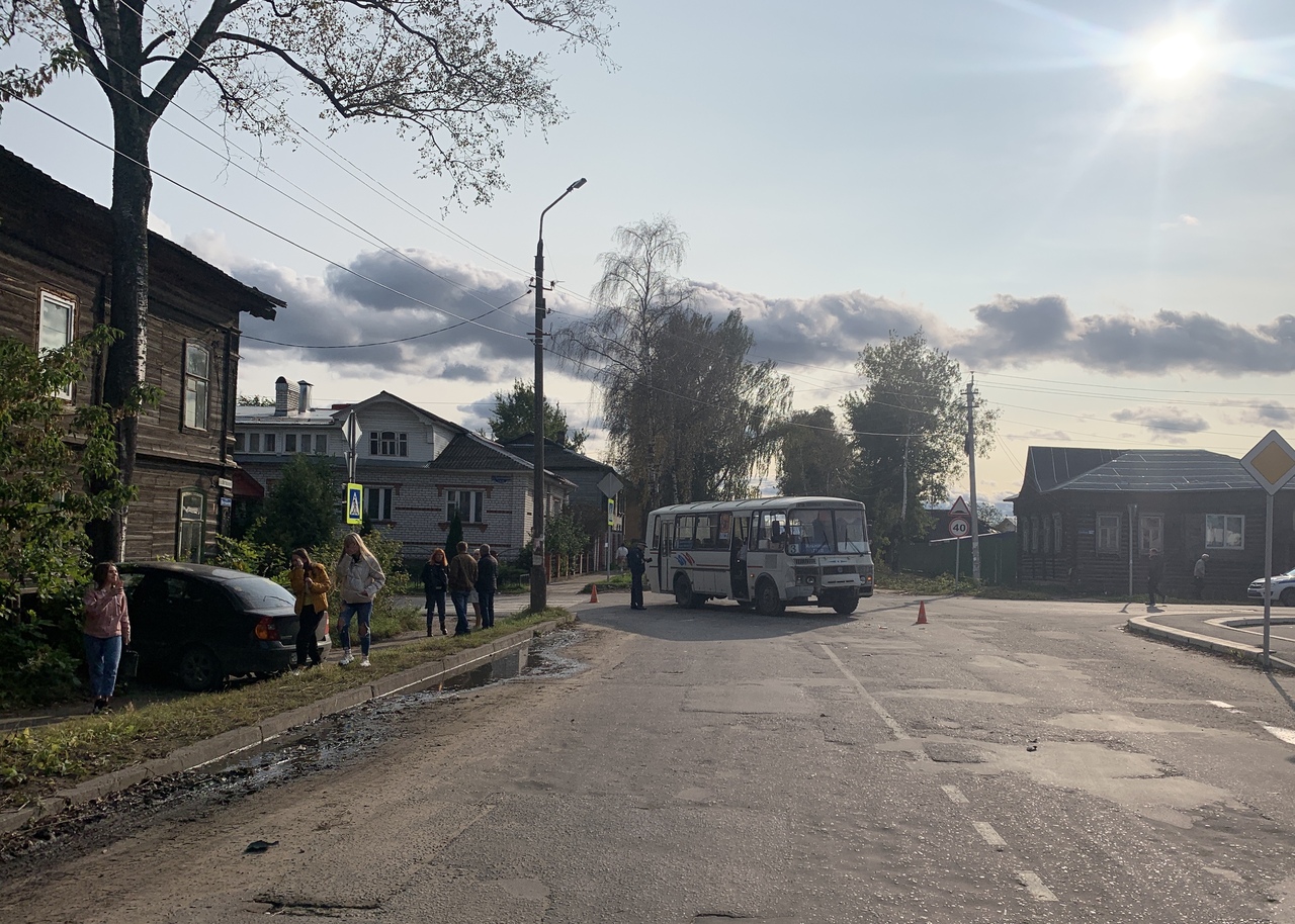 В Тверской области иномарка столкнулась с автобусом и врезалась в дом