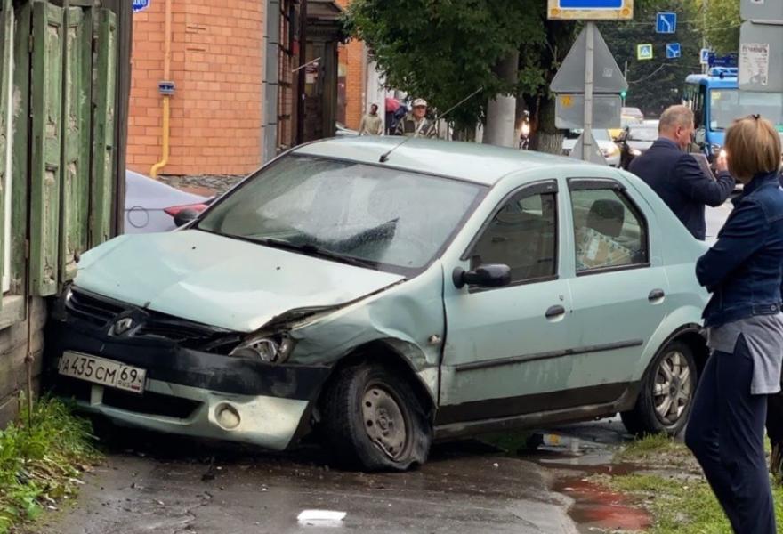 В центре Твери Renault врезалась в дом после столкновения с Ford