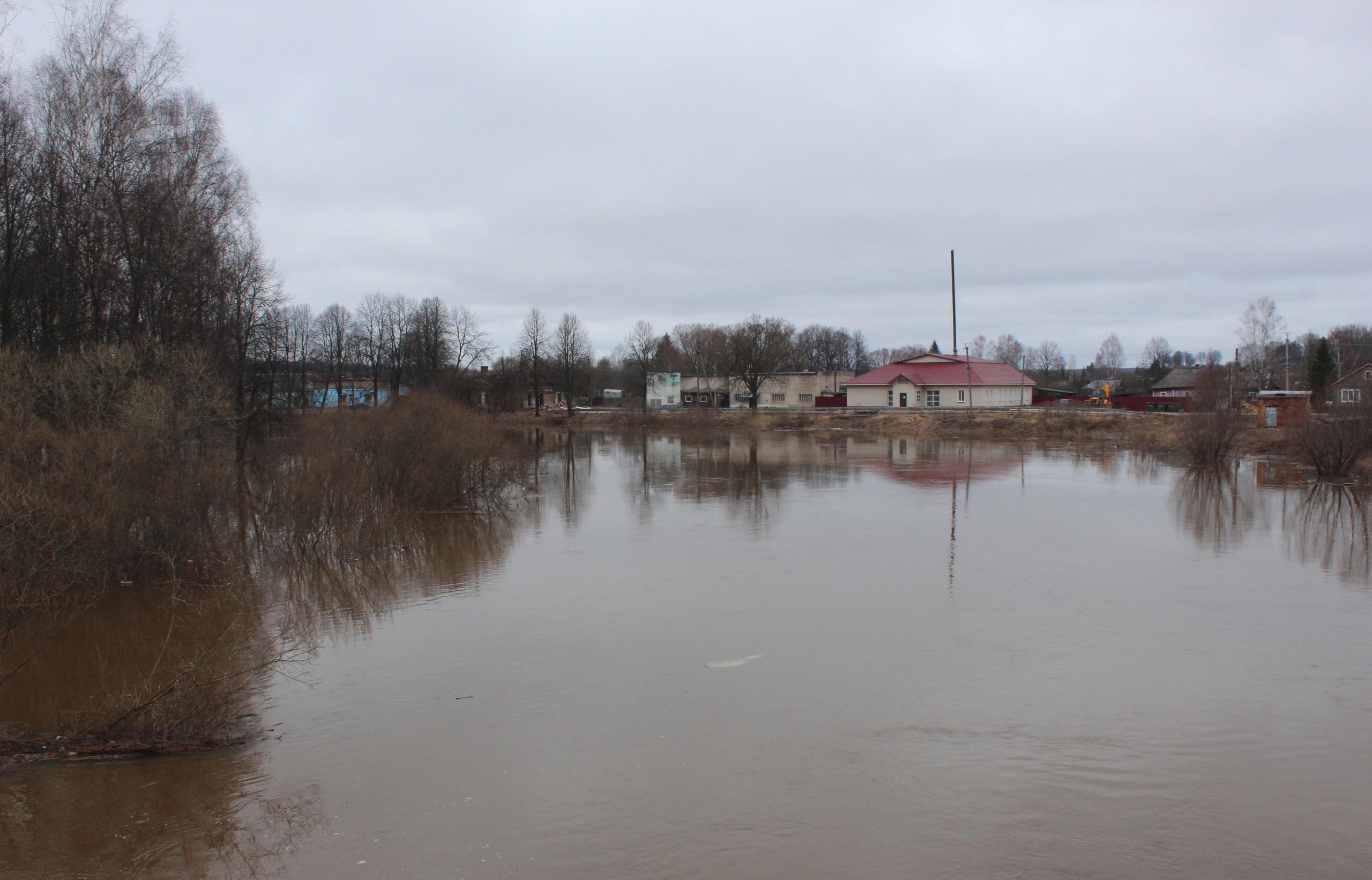 В Белом в реке Обше продолжает прибывать вода