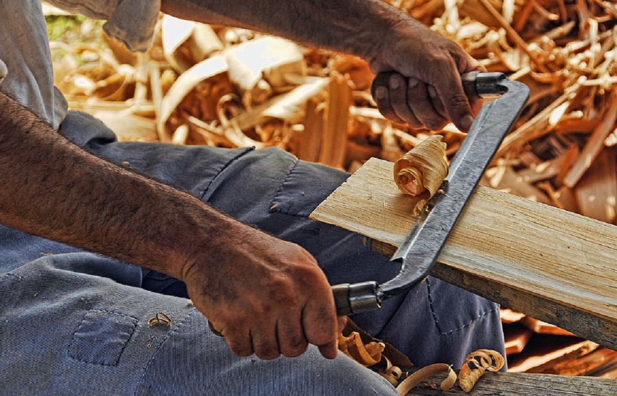 Работница деревообрабатывающего предприятия в Западнодвинском районе получила тяжелый перелом на производстве