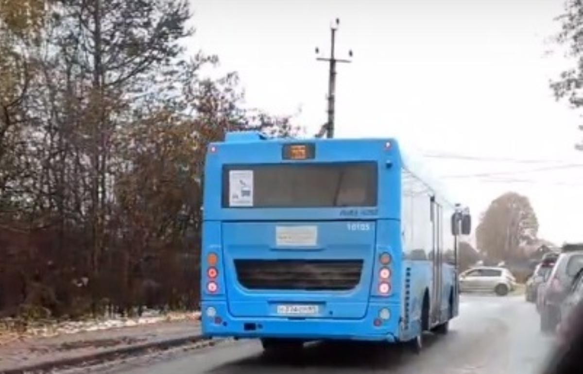 В Твери пассажирский автобус объехал пробку по встречке