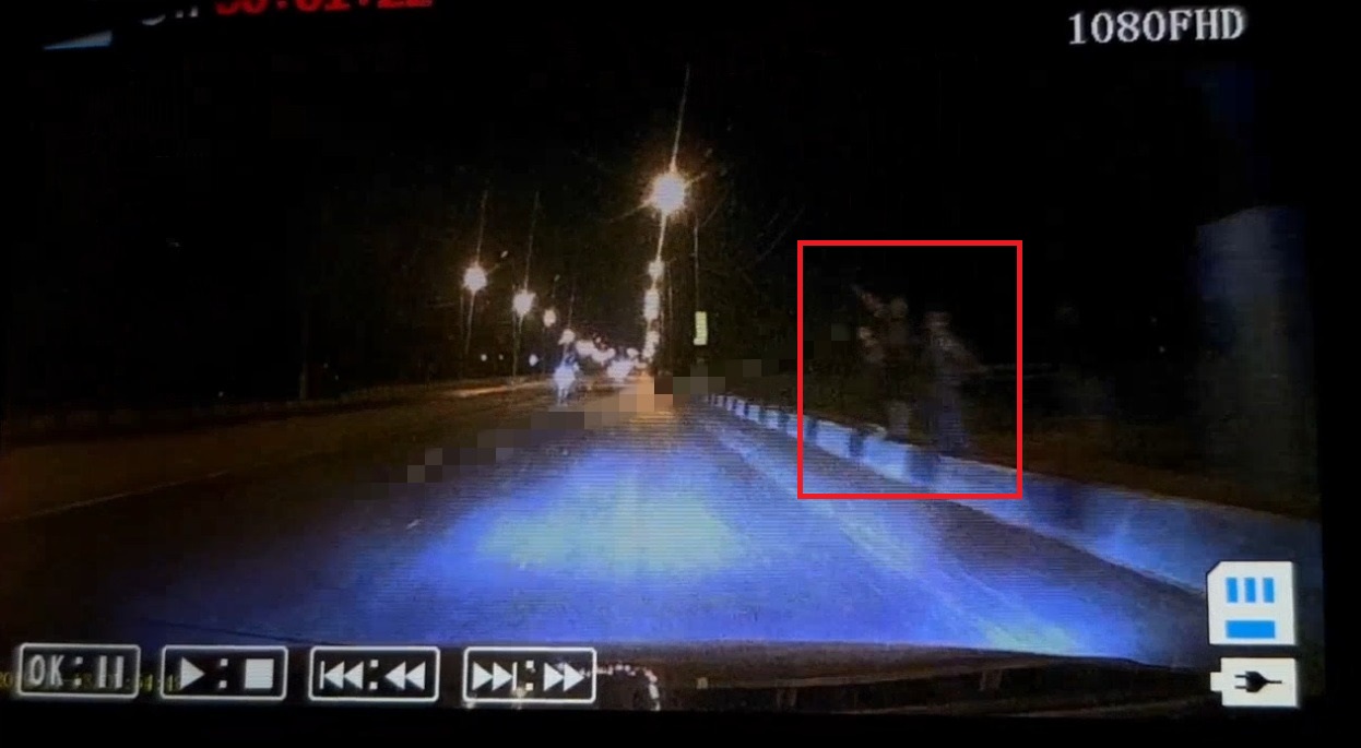 В Твери на Красинском мосту дети кидают камни в проезжающие машины — ВИДЕО