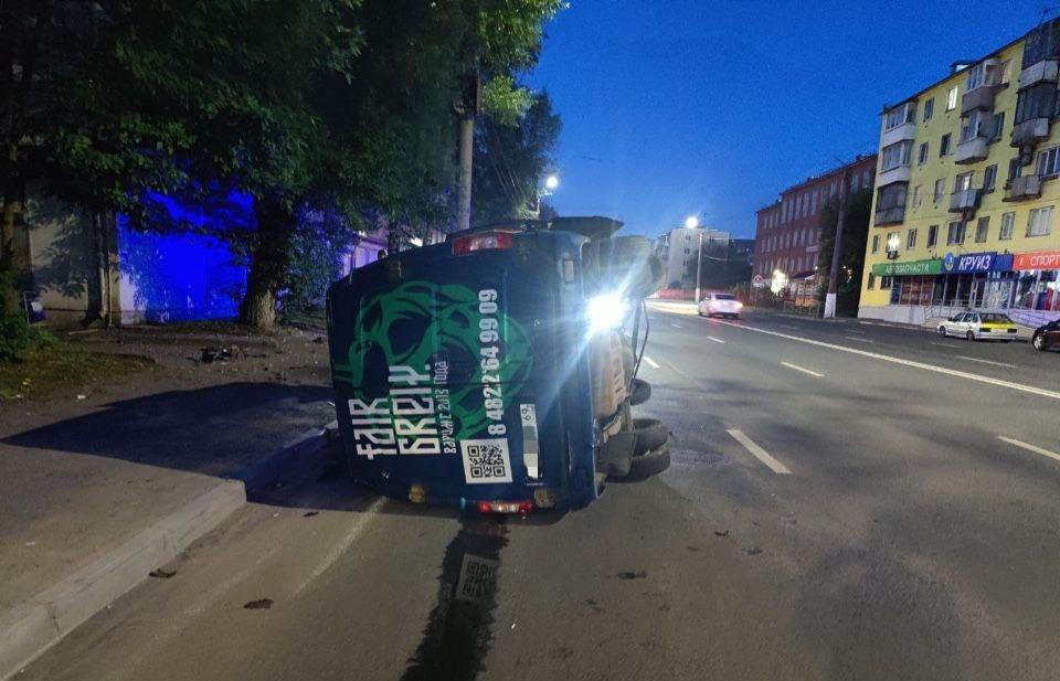 Ночью в Твери пьяный водитель на грузовой Газели врезался в мачту освещения — машина перевернулась 