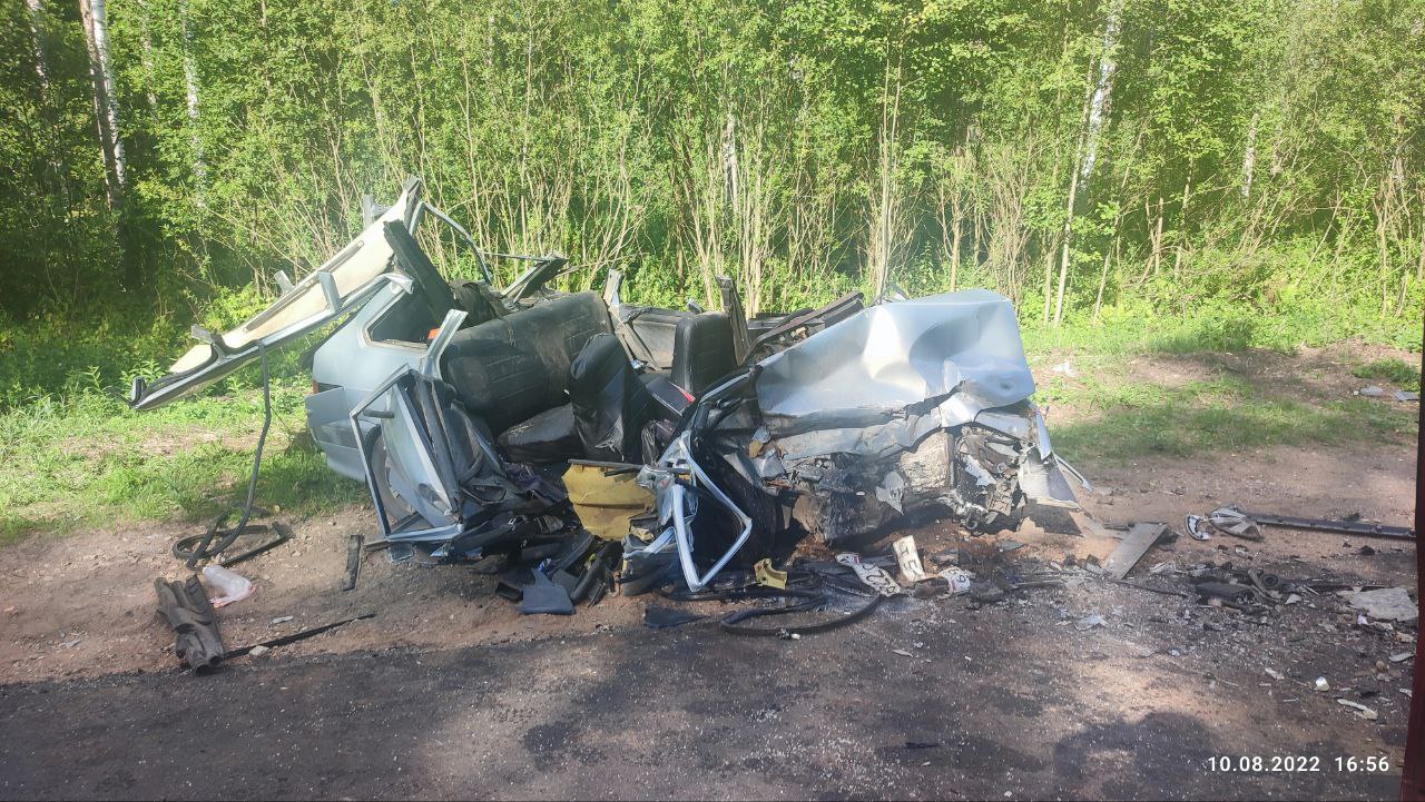 Один человек погиб в жутко искореженном автомобиле в Тверской области
