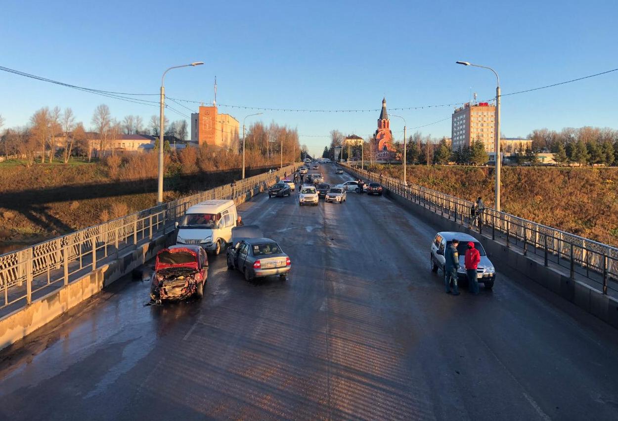 В массовом ДТП на мосту через Волгу в Тверской области пострадал один человек