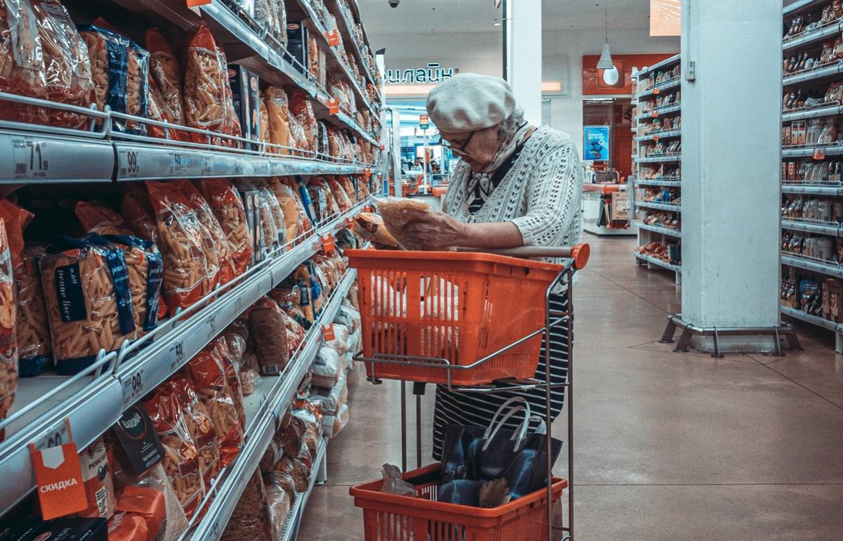 Россияне стали покупать меньше еды в магазинах