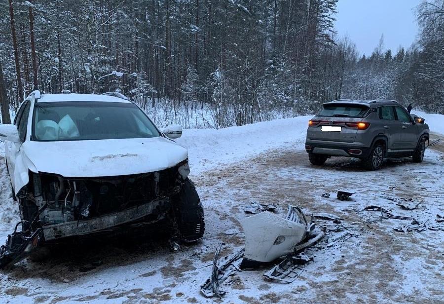 Пассажир был доставлен в больницу после столкновения двух кроссоверов в Тверской области