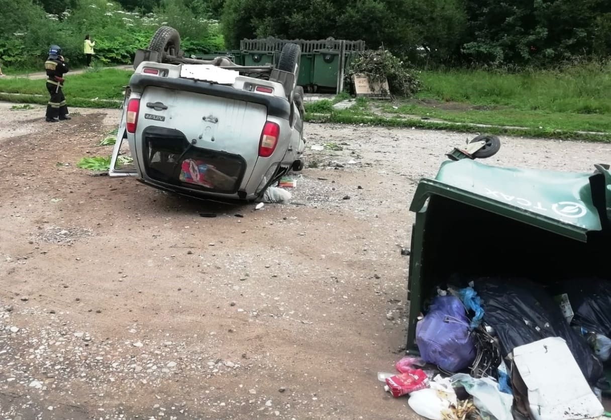 В Бологое автомобиль вылетел с дороги, врезался в мусорные контейнеры и перевернулся