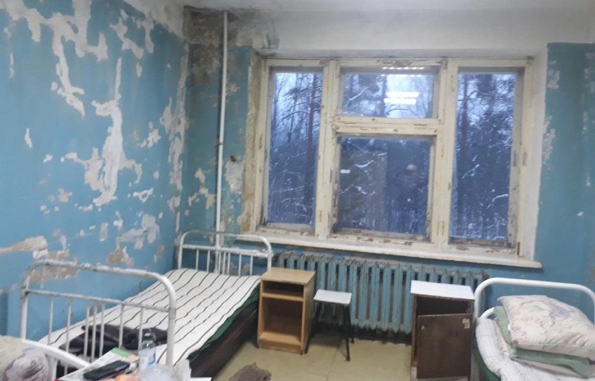 Пользователи соцсетей пришли в ужас от состояния помещений в больнице в Бологое