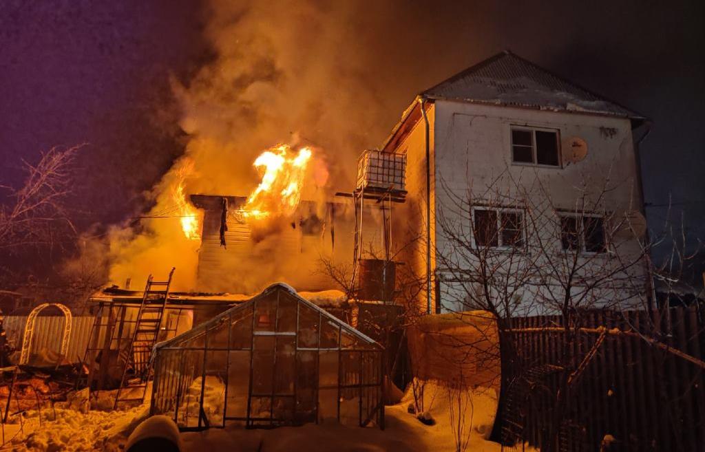 Под Конаково пожарным удалось отстоять трехэтажный дом вблизи полыхавшей двухэтажной бани