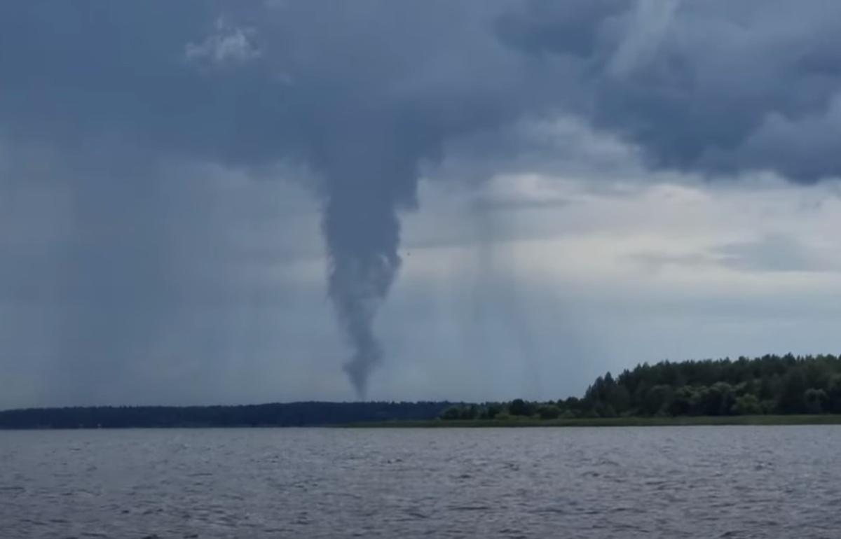 Смерч на Иваньковском водохранилище сняли на видео путешественники на  катере | 25.07.2022 | Тверь - БезФормата