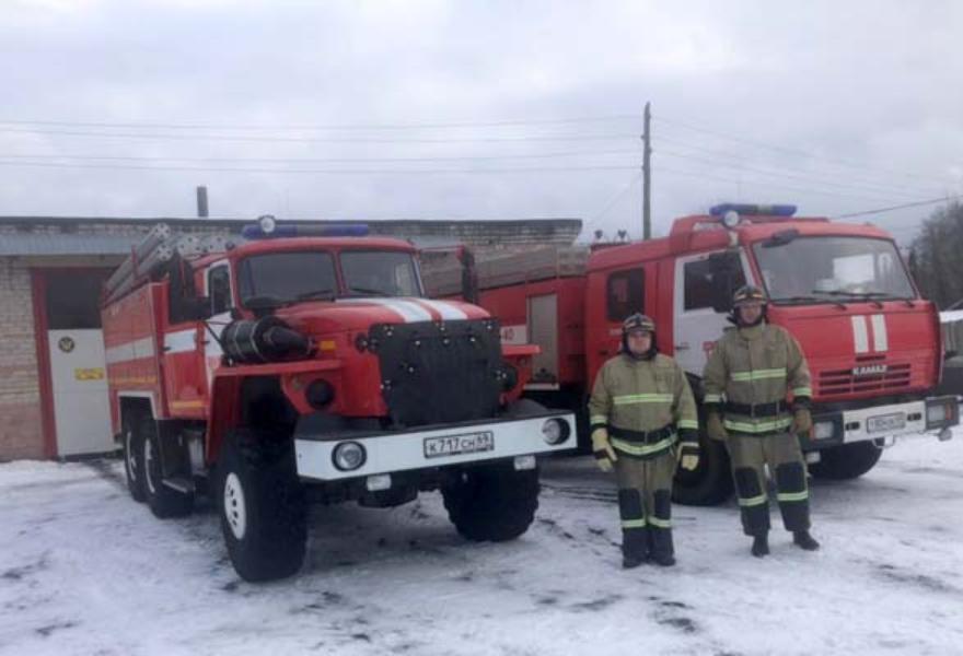 В Тверской области пожарные УФСИН спасли деревню от огня  