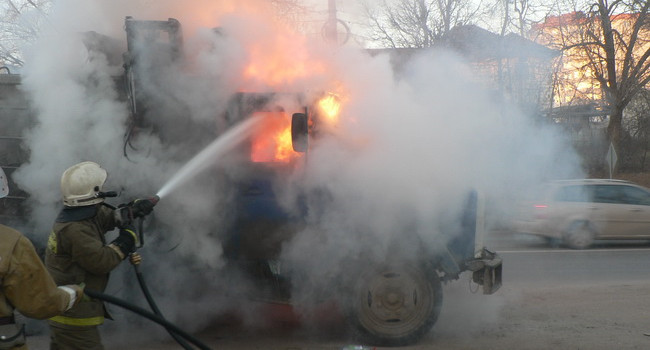 В Торжке Тверской области сгорел мусоровоз
