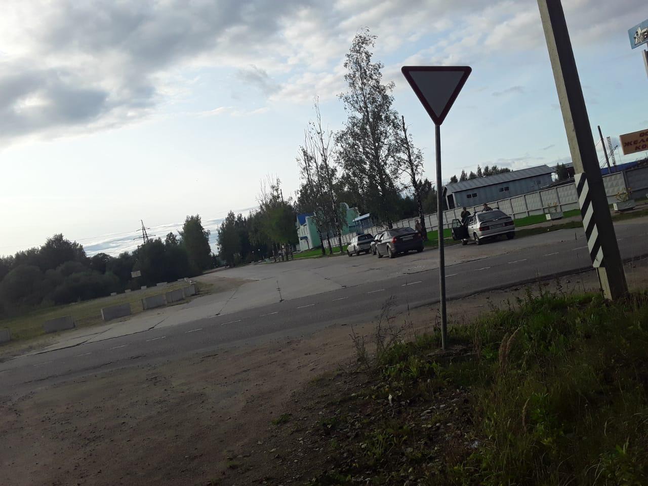 В Тверской области обгонявший попутный автомобиль водитель совершил ДТП с пострадавшим