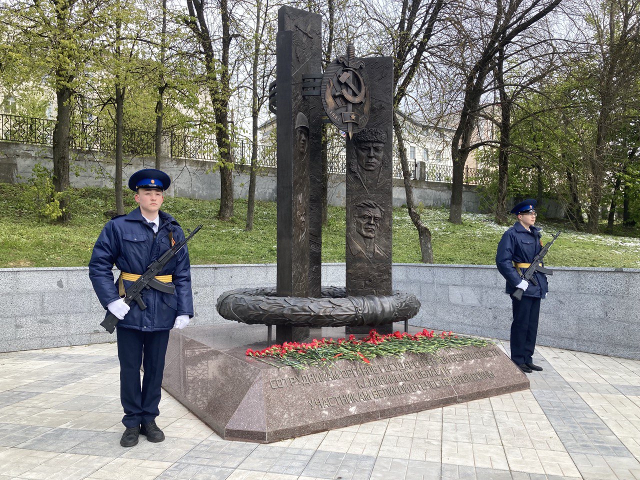В Твери сотрудники и ветераны госбезопасности почтили память участников Великой Отечественной войны