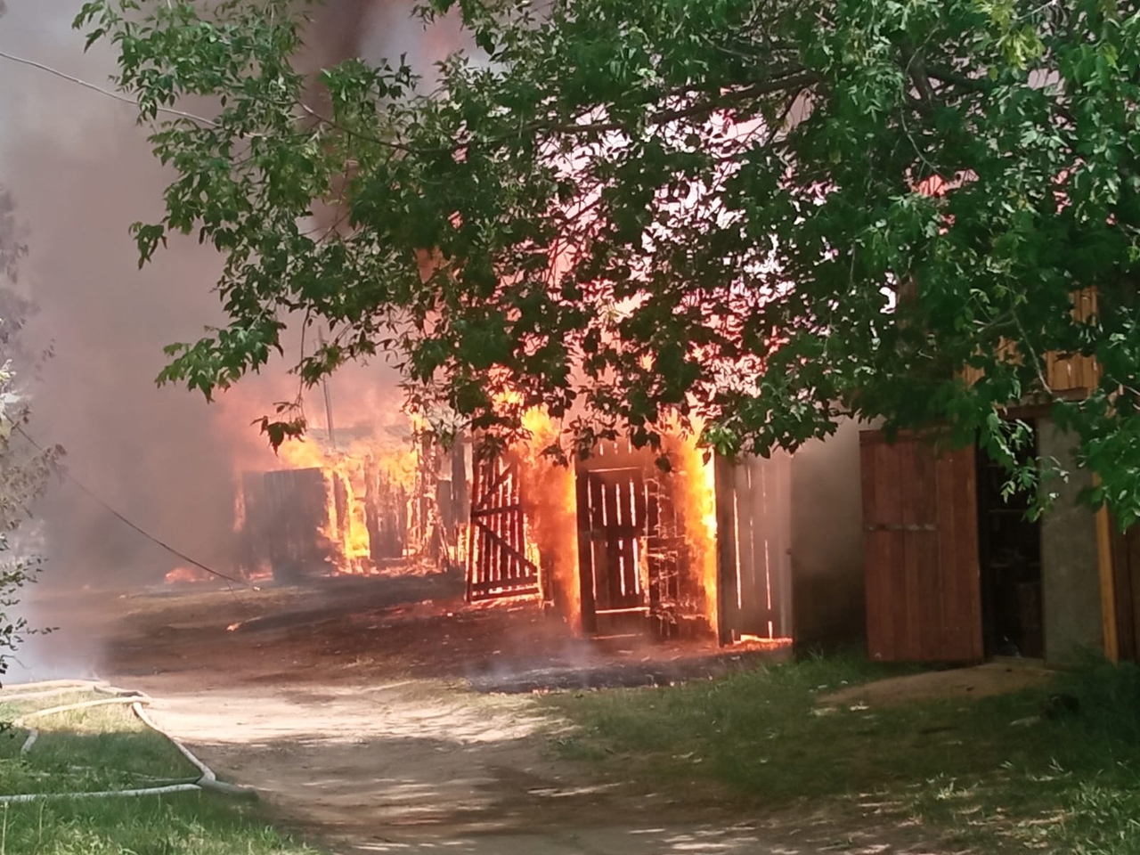 Страшный пожар в Весьегонске: горят десятки гаражей и сараев