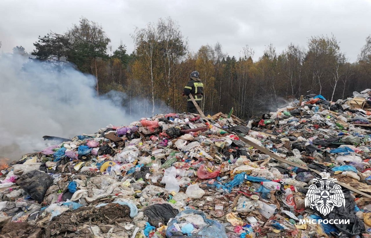 Под Торжком горит свалка