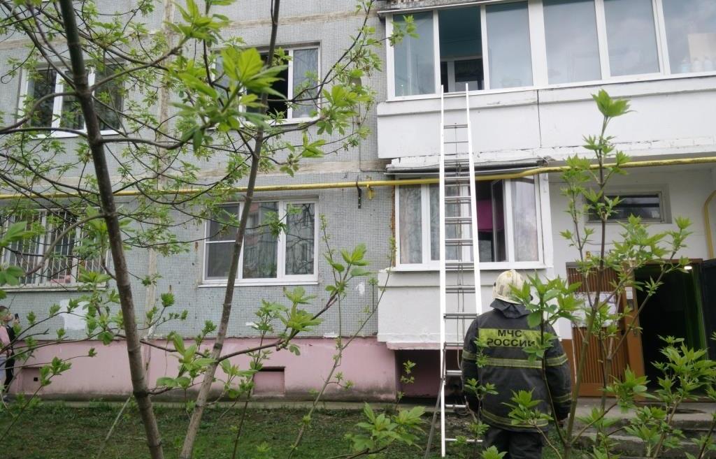 В Твери пожарные эвакуировали мужчину из квартиры, где загорелась проводка