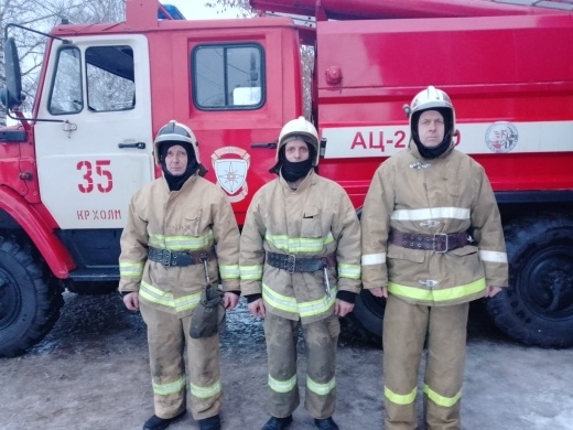 Пожарные спасли двух человек на пожаре в городе Красный Холм
