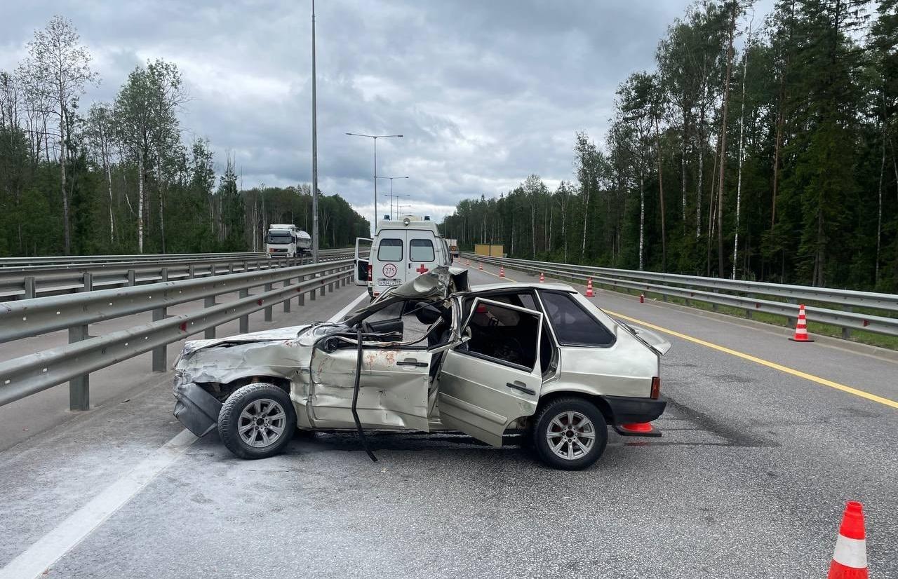 На М11 под Вышним Волочком «девятка» врезалась в ограждение, а потом в фуру  – Новости Твери и городов Тверской области сегодня - Afanasy.biz – Тверские  новости. Новости Твери. Тверь новости. Новости. Новости