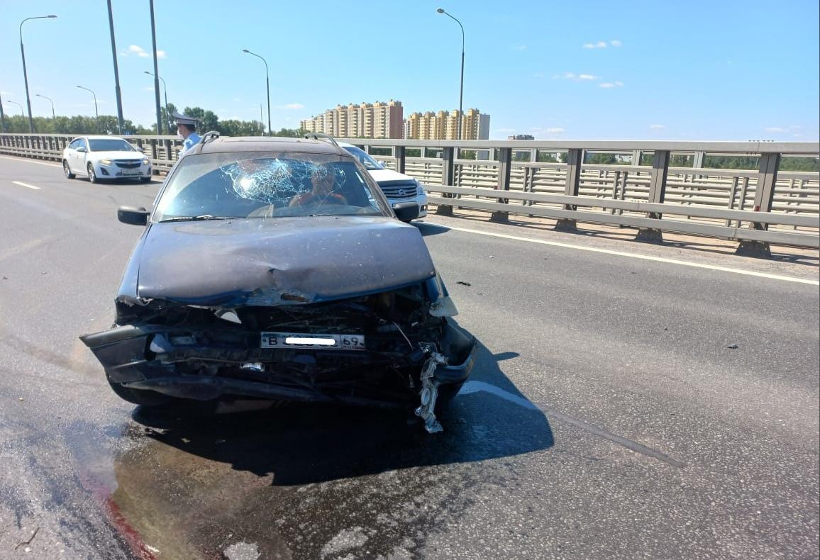 На Мигаловском мосту в Твери водитель легковушки протаранил отбойник