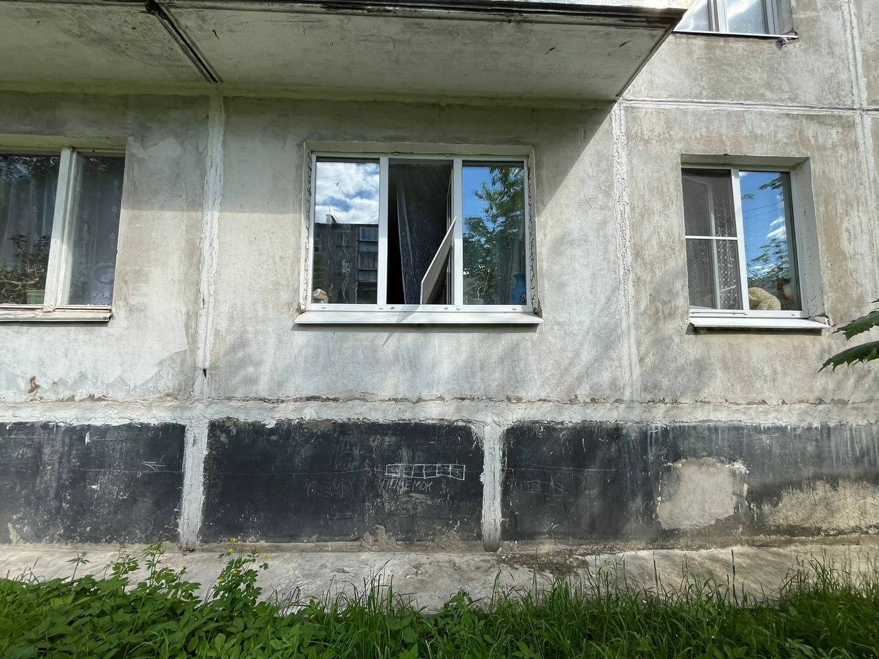 Двухлетний ребенок выпал из окна в Тверской области