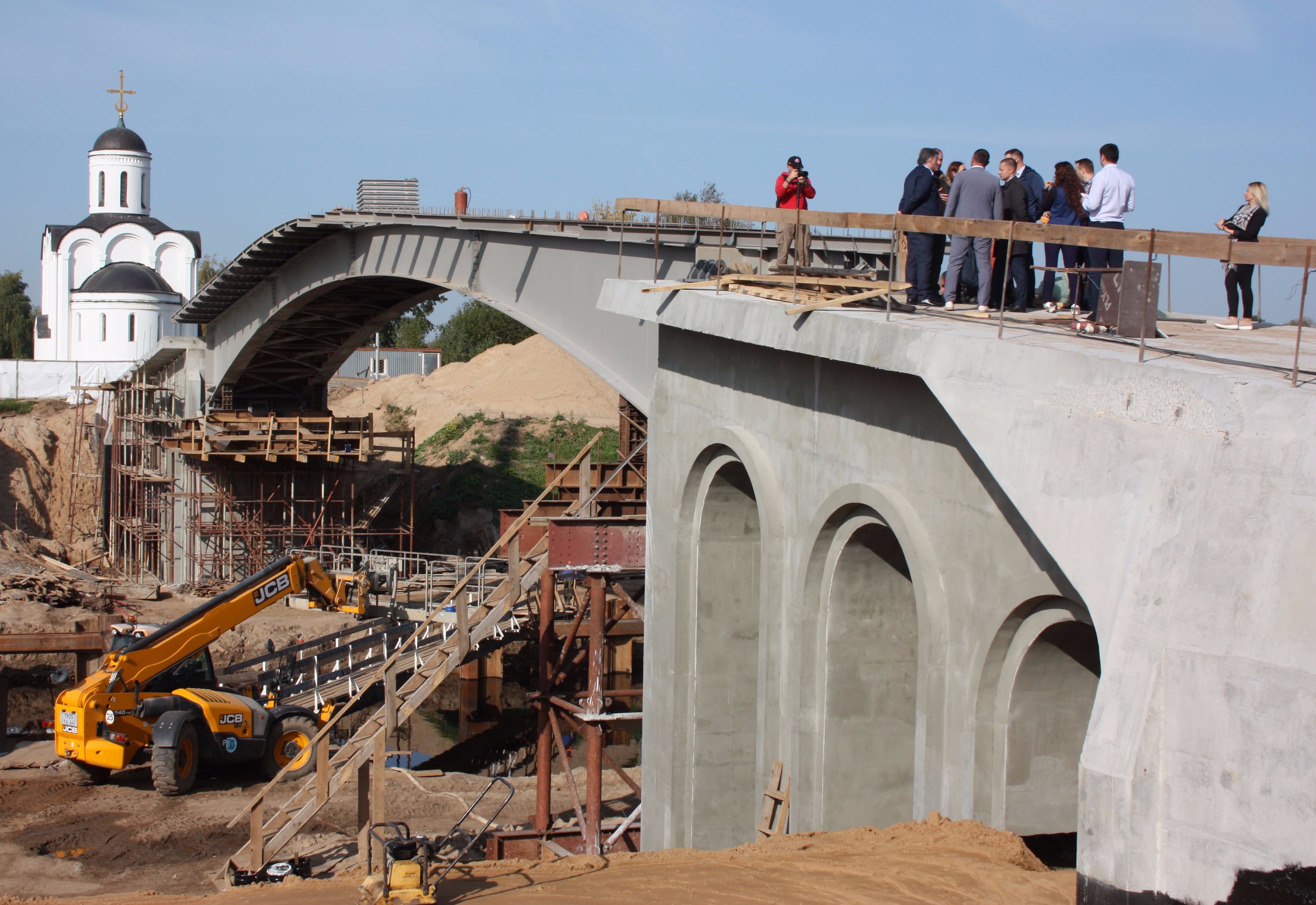 Пешеходный мост через Тьмаку в Твери поставят на постоянные опоры к концу месяца