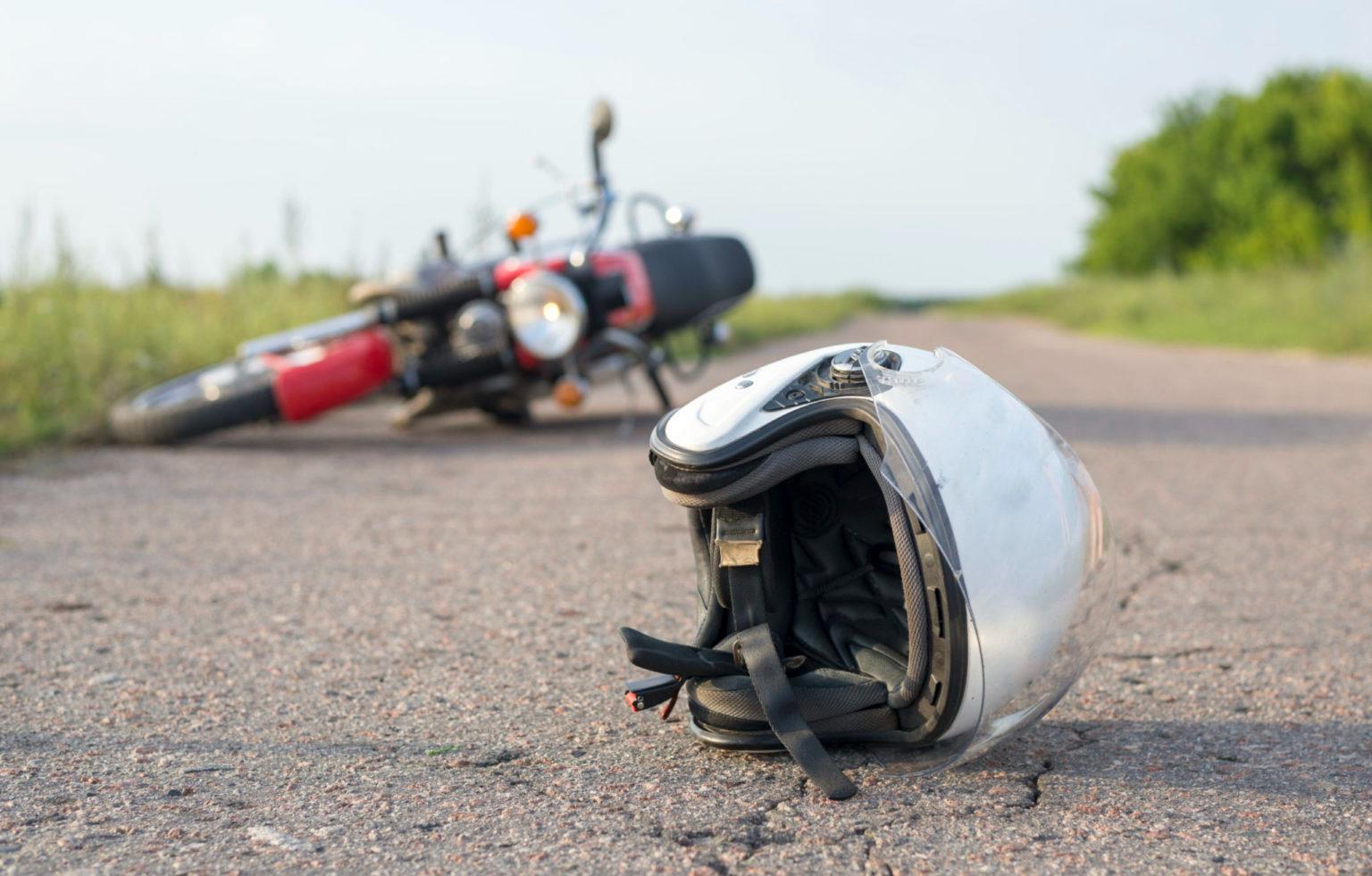 18-летний мотоциклист без прав «догнал» на дороге легковушку