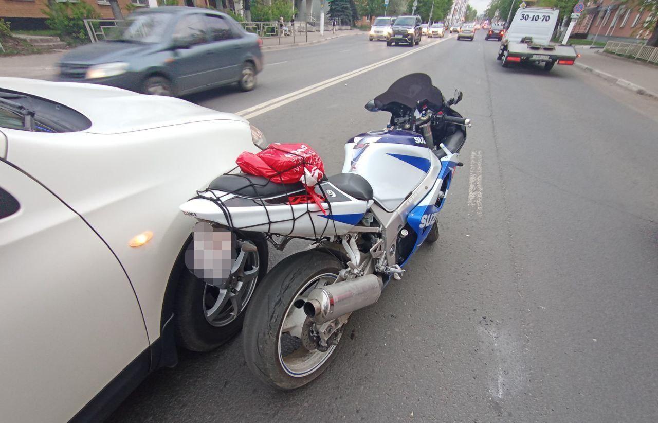 В Твери мотоциклиста госпитализировали после столкновения с автомобильной дверью